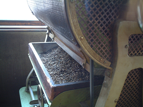 ほうじ茶をの制作過程。ほうじ茶の機械と出来上がったほうじ茶